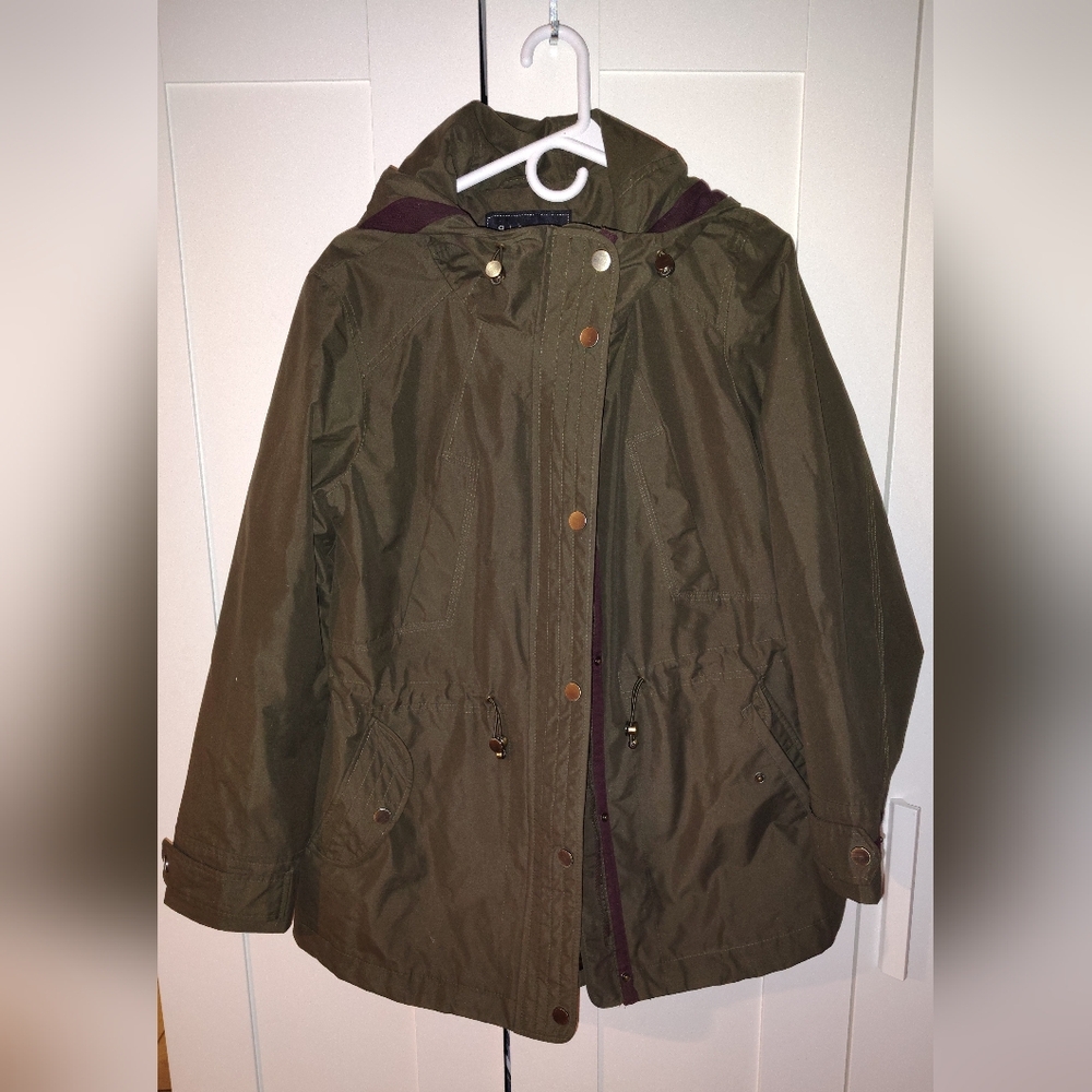 Giacca Green Raincoat with Hood and Water-Resistant Material